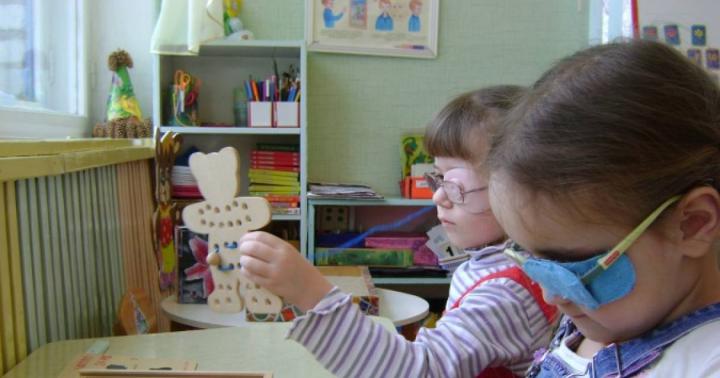 Vlastnosti nápravnej práce s deťmi so zrakovým postihnutím v kompenzačných skupinách