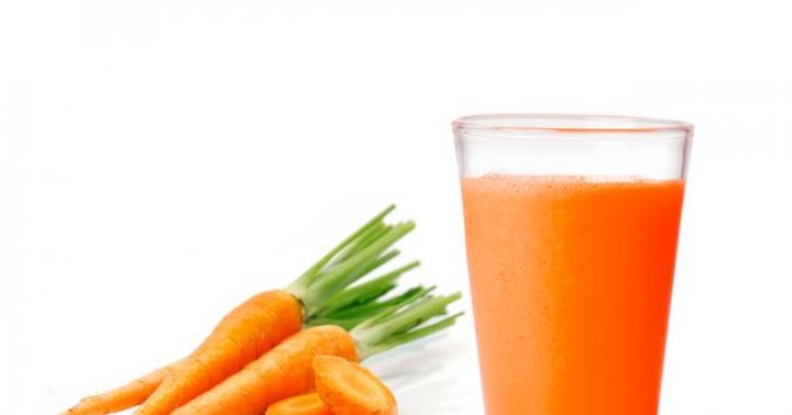 Várias receitas de suco de cenoura de sucesso